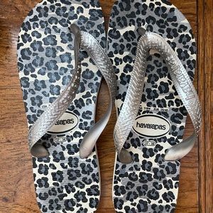 Havianas blue and gray leopard flip flops Size 7/8